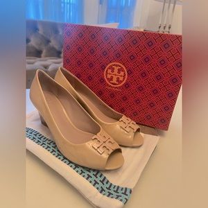 Tory Burch Lowell 2 65mm peep-toe wedge light oak soft patent calf size 8
